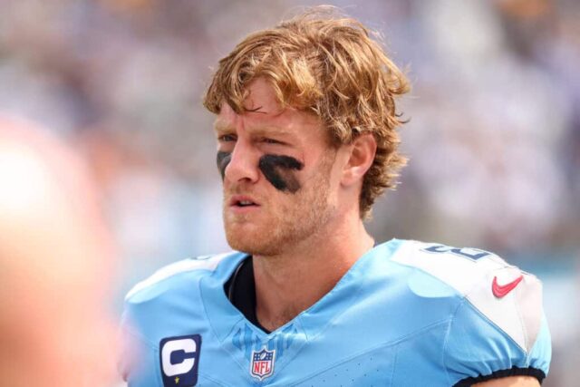 NASHVILLE, TENNESSEE - 22 DE SETEMBRO: O quarterback Will Levis nº 8 do Tennessee Titans observa antes de um jogo contra o Green Bay Packers no Nissan Stadium em 22 de setembro de 2024 em Nashville, Tennessee. 