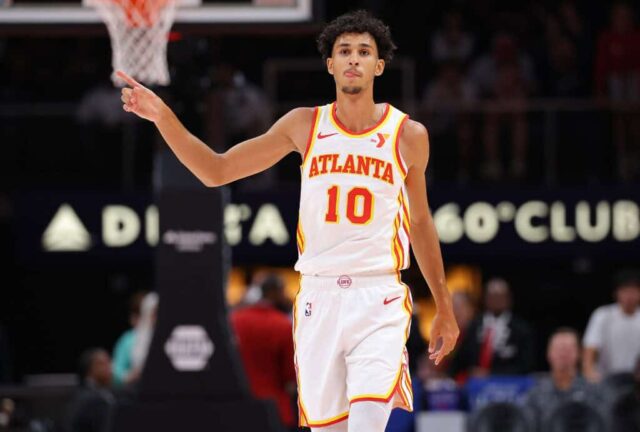 ATLANTA, GEÓRGIA - OUTUBRO 08: Zaccharie Risacher nº 10 do Atlanta Hawks reage após uma cesta de três pontos contra o Indiana Pacers durante o primeiro quarto na State Farm Arena em 08 de outubro de 2024 em Atlanta, Geórgia. NOTA AO USUÁRIO: O usuário reconhece e concorda expressamente que, ao baixar e/ou usar esta fotografia, o usuário concorda com os termos e condições do Contrato de Licença da Getty Images. 