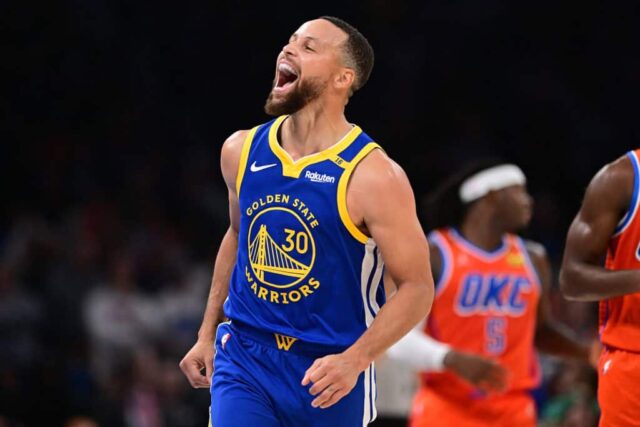 OKLAHOMA CITY, OKLAHOMA - 10 DE NOVEMBRO: Stephen Curry nº 30 do Golden State Warriors comemora durante o segundo tempo contra o Oklahoma City Thunder no Paycom Center em 10 de novembro de 2024 em Oklahoma City, Oklahoma. NOTA AO USUÁRIO: O Usuário reconhece e concorda expressamente que, ao baixar e/ou usar esta fotografia, o Usuário está concordando com os termos e condições do Contrato de Licença da Getty Images. 