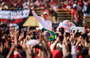 Lula inicia sua campanha de reeleição com a esperança de trazer os trabalhadores de volta ao seu Partido dos Trabalhadores.