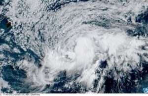 Mais de 200.000 pessoas sem energia no Havaí, 100 casas danificadas enquanto Lala se transforma em tempestade tropical More than 200,000 without power in Hawaii, 100 homes damaged as Lala shifts to tropical storm