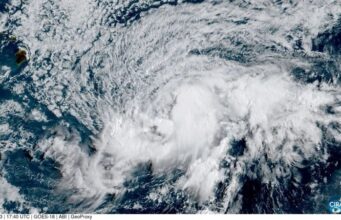 Mais de 200.000 pessoas sem energia no Havaí, 100 casas danificadas enquanto Lala se transforma em tempestade tropical More than 200,000 without power in Hawaii, 100 homes damaged as Lala shifts to tropical storm