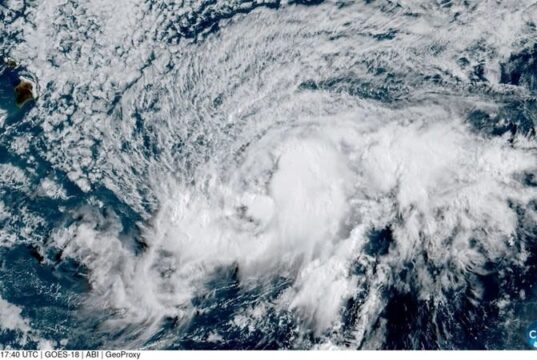 Mais de 200.000 pessoas sem energia no Havaí, 100 casas danificadas enquanto Lala se transforma em tempestade tropical More than 200,000 without power in Hawaii, 100 homes damaged as Lala shifts to tropical storm