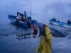 Misteriosos drones lançadores de bombas afundaram seus barcos de pesca, dizem os sobreviventes. Quem estava por trás dos ataques? Mysterious bomb-dropping drones sank their fishing boats, survivors say. Who was behind the attacks?