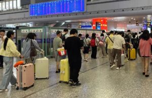 Tufão Dolphin se aproxima do continente, China cancela voos e ordena evacuações Typhoon Dolphin nears landfall, China cancels flights and orders evacuations