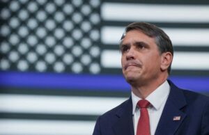 A procuradora-geral dos EUA, Blanche, apoia publicamente Pirro após as críticas de Trump sobre o Reflecting Pool US Attorney General Blanche publicly backs Pirro after Trump criticism over Reflecting Pool