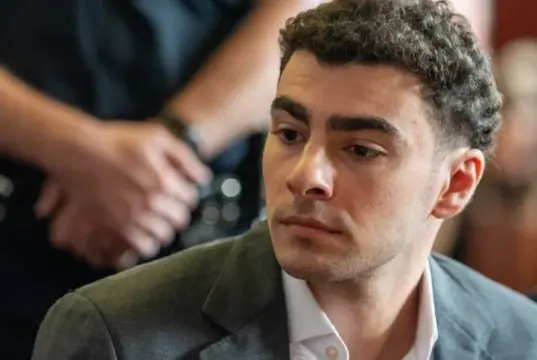 Fontes informam que Luigi Mangione provavelmente se declarará culpado como réu federal no caso de homicídio envolvendo a UnitedHealthcare.