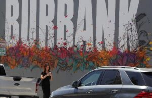 Enquanto outros lutam, os negócios e o desenvolvimento prosperam no centro de Burbank While others struggle, business and development are thriving in downtown Burbank