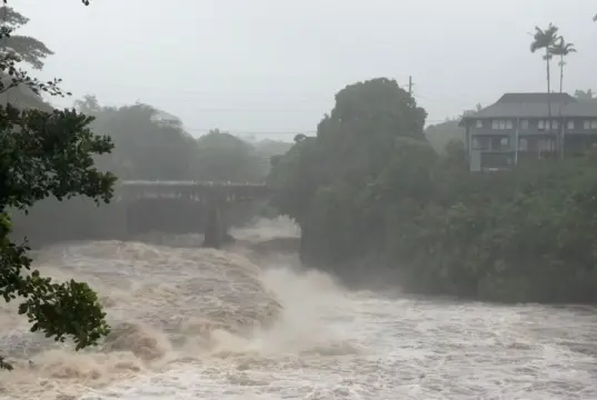Lala é uma tempestade tropical que atualmente castiga o Havaí com ventos fortes e chuvas.