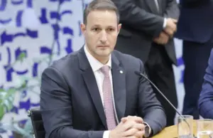 Derrite estará no palco ao lado de Tarcísio, mas o PP permanece neutro na disputa pela presidência.