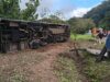Um ônibus de turismo que transportava passageiros tombou perto de Petrópolis, no Rio de Janeiro.