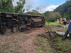 Um ônibus de turismo que transportava passageiros tombou perto de Petrópolis, no Rio de Janeiro.