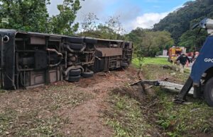 Um ônibus de turismo que transportava passageiros tombou perto de Petrópolis, no Rio de Janeiro.