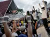 A Colômbia declara estado de emergência após um terremoto de magnitude 7,4 que deixou 111 mortos.
