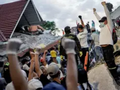 A Colômbia declara estado de emergência após um terremoto de magnitude 7,4 que deixou 111 mortos.