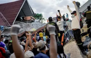 A Colômbia declara estado de emergência após um terremoto de magnitude 7,4 que deixou 111 mortos.