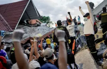 A Colômbia declara estado de emergência após um terremoto de magnitude 7,4 que deixou 111 mortos.