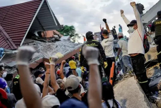 A Colômbia declara estado de emergência após um terremoto de magnitude 7,4 que deixou 111 mortos.