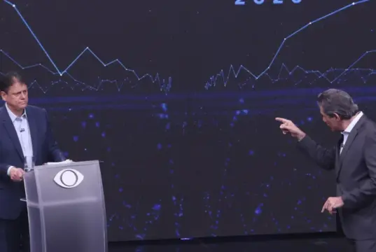Tarcísio e Haddad nacionalizam primeiro debate e trocam ataques sobre segurança.